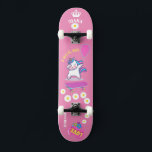 Unicórnio no skate com legendas personalizadas<br><div class="desc">Unicorn no skate com legendas personalizadas Unicorn Personalizado skate CLIQUE em PERSONALIZAR MODELO OPTION E INSIRA o NAME. você também pode personalizar outras legendas. Legal skate projetado com cores vivas e para o fundo e um unicórnio funky andando de skate. Este skate faz uma ideia de presente de excelente para...</div>