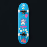Unicórnio no skate com legendas personalizadas<br><div class="desc">CLIQUE EM PERSONALIZAR OPÇÃO DE MODELO DO Unicorn Personalizado no Skateboard E DIGITE O NOME. você também pode personalizar outras legendas. Legal skate projetado com cores vivas e para o fundo e um unicórnio funky andando de skate. Este skate faz uma ideia de presente de excelente para um amante de...</div>