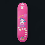 Unicórnio no skate com legendas personalizadas<br><div class="desc">Unicorn no skate com legendas personalizadas Unicorn Personalizado skate CLIQUE em PERSONALIZAR MODELO OPTION E INSIRA o NAME. você também pode personalizar outras legendas. Legal skate projetado com cores vivas e para o fundo e um unicórnio funky andando de skate. Este skate faz uma ideia de presente de excelente para...</div>