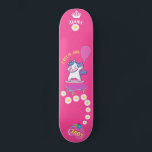 Unicórnio no skate com legendas personalizadas<br><div class="desc">Unicorn no skate com legendas personalizadas Unicorn Personalizado skate CLIQUE em PERSONALIZAR MODELO OPTION E INSIRA o NAME. você também pode personalizar outras legendas. Legal skate projetado com cores vivas e para o fundo e um unicórnio funky andando de skate. Este skate faz uma ideia de presente de excelente para...</div>
