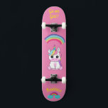 Unicórnio no skate com legendas personalizadas<br><div class="desc">Unicorn no skate com legendas personalizadas Unicorn Personalizado skate CLIQUE em PERSONALIZAR MODELO OPTION E INSIRA o NAME. você também pode personalizar outra legenda. Legal skate projetado com cores vivas e para o fundo e um unicórnio funky andando de skate. Este skate faz uma ideia de presente de excelente para...</div>