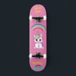 Unicórnio no skate com legendas personalizadas<br><div class="desc">Unicorn no skate com legendas personalizadas Unicorn Personalizado skate CLIQUE em PERSONALIZAR MODELO OPTION E INSIRA o NAME. você também pode personalizar outra legenda. Legal skate projetado com cores vivas e para o fundo e um unicórnio funky andando de skate. Este skate faz uma ideia de presente de excelente para...</div>
