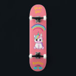 Unicórnio no skate com legendas personalizadas<br><div class="desc">Unicorn no skate com legendas personalizadas Unicorn Personalizado skate CLIQUE em PERSONALIZAR MODELO OPTION E INSIRA o NAME. você também pode personalizar outra legenda. Legal skate projetado com cores vivas e para o fundo e um unicórnio funky andando de skate. Este skate faz uma ideia de presente de excelente para...</div>