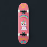 Unicórnio no skate com legendas personalizadas<br><div class="desc">Unicorn no skate com legendas personalizadas Unicorn Personalizado skate CLIQUE em PERSONALIZAR MODELO OPTION E INSIRA o NAME. você também pode personalizar outra legenda. Legal skate projetado com cores vivas e para o fundo e um unicórnio funky andando de skate. Este skate faz uma ideia de presente de excelente para...</div>