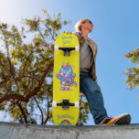 Unicórnio no skate com legendas personalizadas<br><div class="desc">Unicorn no skate com legendas personalizadas Unicorn Personalizado skate CLIQUE em PERSONALIZAR MODELO OPTION E INSIRA o NAME. você também pode personalizar outra legenda. Legal skate projetado com cores vivas e para o fundo e um unicórnio funky andando de skate. Este skate faz uma ideia de presente de excelente para...</div>