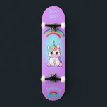 Unicórnio no skate com legendas personalizadas<br><div class="desc">Unicorn no skate com legendas personalizadas Unicorn Personalizado skate CLIQUE em PERSONALIZAR MODELO OPTION E INSIRA o NAME. você também pode personalizar outra legenda. Legal skate projetado com cores vivas e para o fundo e um unicórnio funky andando de skate. Este skate faz uma ideia de presente de excelente para...</div>