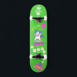 Unicórnio no skate com legendas personalizadas<br><div class="desc">Unicorn no skate com legendas personalizadas Unicorn Personalizado skate CLIQUE em PERSONALIZAR MODELO OPTION E INSIRA o NAME. você também pode personalizar outras legendas. Legal skate projetado com cores vivas e para o fundo e um unicórnio funky andando de skate. Este skate faz uma ideia de presente de excelente para...</div>