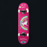 Unicórnio no skate com legendas personalizadas<br><div class="desc">Unicorn no skate com legendas personalizadas Unicorn Personalizado skate CLIQUE em PERSONALIZAR MODELO OPTION E INSIRA o NAME. você também pode personalizar outra legenda. Legal skate projetado com cores vivas e para o fundo e um unicórnio funky andando de skate. Este skate faz uma ideia de presente de excelente para...</div>
