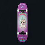 Unicórnio no skate com legendas personalizadas<br><div class="desc">Unicorn no skate com legendas personalizadas Unicorn Personalizado skate CLIQUE em PERSONALIZAR MODELO OPTION E INSIRA o NAME. você também pode personalizar outra legenda. Legal skate projetado com cores vivas e para o fundo e um unicórnio funky andando de skate. Este skate faz uma ideia de presente de excelente para...</div>