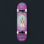 Unicórnio no skate com legendas personalizadas<br><div class="desc">Unicorn no skate com legendas personalizadas Unicorn Personalizado skate CLIQUE em PERSONALIZAR MODELO OPTION E INSIRA o NAME. você também pode personalizar outra legenda. Legal skate projetado com cores vivas e para o fundo e um unicórnio funky andando de skate. Este skate faz uma ideia de presente de excelente para...</div>