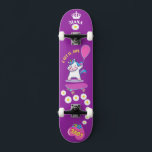 Unicórnio no skate com legendas personalizadas<br><div class="desc">Unicorn no skate com legendas personalizadas Unicorn Personalizado skate CLIQUE em PERSONALIZAR MODELO OPTION E INSIRA o NAME. você também pode personalizar outras legendas. Legal skate projetado com cores vivas e para o fundo e um unicórnio funky andando de skate. Este skate faz uma ideia de presente de excelente para...</div>