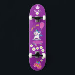 Unicórnio no skate com legendas personalizadas<br><div class="desc">Unicorn no skate com legendas personalizadas Unicorn Personalizado skate CLIQUE em PERSONALIZAR MODELO OPTION E INSIRA o NAME. você também pode personalizar outras legendas. Legal skate projetado com cores vivas e para o fundo e um unicórnio funky andando de skate. Este skate faz uma ideia de presente de excelente para...</div>