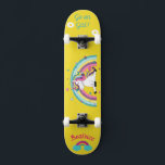 Unicórnio no skate com legendas personalizadas<br><div class="desc">Unicorn no skate com legendas personalizadas Unicorn Personalizado skate CLIQUE em PERSONALIZAR MODELO OPTION E INSIRA o NAME. você também pode personalizar outra legenda. Legal skate projetado com cores vivas e para o fundo e um unicórnio funky andando de skate. Este skate faz uma ideia de presente de excelente para...</div>