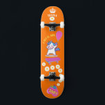 Unicórnio no skate com legendas personalizadas<br><div class="desc">Unicorn no skate com legendas personalizadas Unicorn Personalizado skate CLIQUE em PERSONALIZAR MODELO OPTION E INSIRA o NAME. você também pode personalizar outras legendas. Legal skate projetado com cores vivas e para o fundo e um unicórnio funky andando de skate. Este skate faz uma ideia de presente de excelente para...</div>