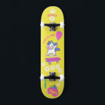 Unicórnio no skate com legendas personalizadas<br><div class="desc">Unicorn Personalizado skate para crianças. CLIQUE em PERSONALIZAR OPÇÃO DE MODELO E DIGITE O NOME. você também pode personalizar outras legendas. Legal skate projetado com cores vivas e para o fundo e um unicórnio funky andando de skate. Este skate faz uma ideia de presente de excelente para um amante de...</div>