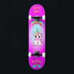 Unicórnio no skate com legendas personalizadas<br><div class="desc">Unicorn no skate com legendas personalizadas Unicorn Personalizado skate CLIQUE em PERSONALIZAR MODELO OPTION E INSIRA o NAME. você também pode personalizar outra legenda. Legal skate projetado com cores vivas e para o fundo e um unicórnio funky andando de skate. Este skate faz uma ideia de presente de excelente para...</div>
