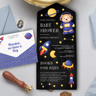 Ursa de pelúcia no espaço astronauta banho de bebê