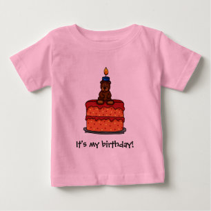 ursinho-menina na camiseta do bolo de aniversário