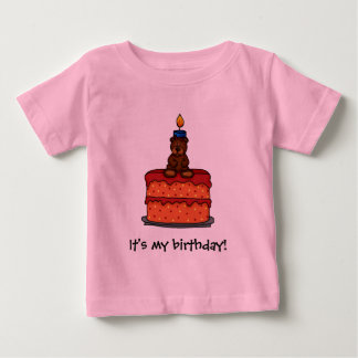 ursinho-menina na camiseta do bolo de aniversário