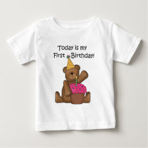 Urso com o camiseta e os presentes do primeiro
