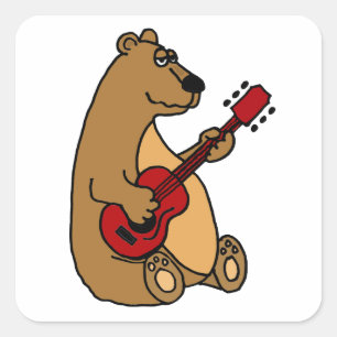 Urso de Brown engraçado que joga a etiqueta