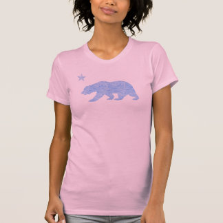 Urso preto do t-shirt pastel cor-de-rosa da mulher