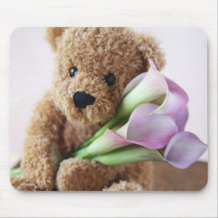 urso segurando o calla lily mousepad