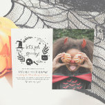 Vamos de Orçamento Obter Foto de Dia das Bruxas Sp<br><div class="desc">Convites de aniversário de Halloween. Esta design moderna apresenta uma moldura desenhada à mão de elementos do Dia das Bruxas: uma aranha, teias, um gato preto, um chapéu de bruxa, um crânio, ossos, doces, e muito mais! Dentro, ele diz "vamos fica assustado!" em uma bela fonte decorativa. Abaixo disso, as...</div>