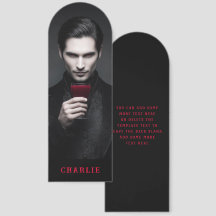 Vampiro bonito bebendo sangue fantasia sombria