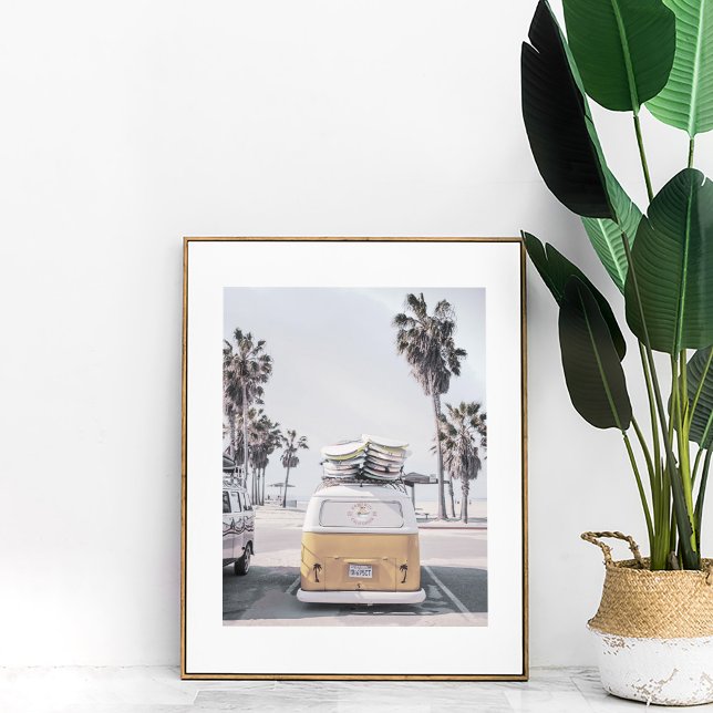 Van Retro com Surfboards na Poster de praia costei (Retro Van with Surfboards on Coastal Beach Poster in a white frame next to large plant.)