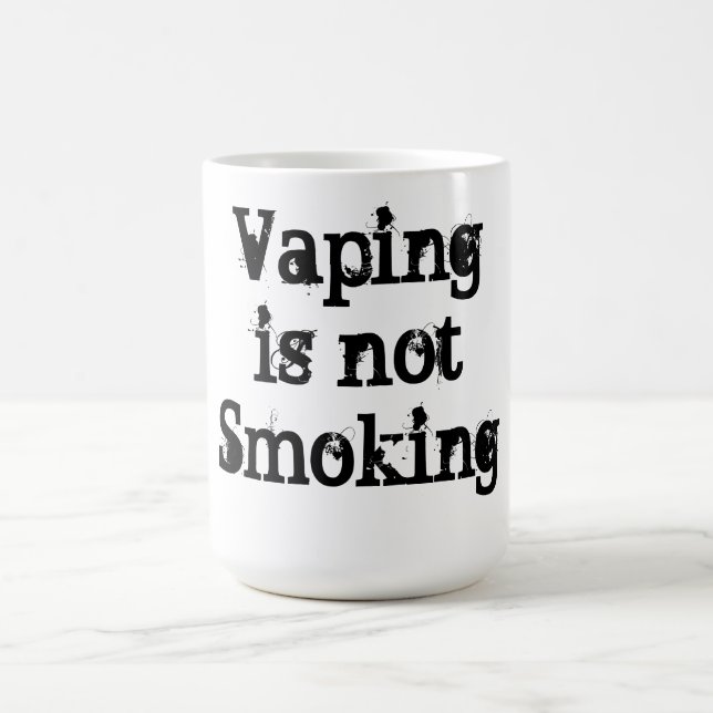 Vaping não está fumando a caneca de café (Centro)