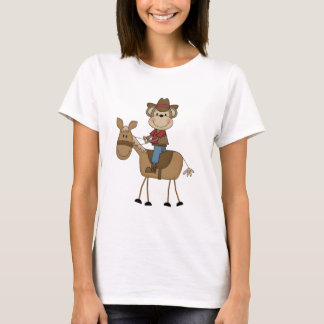 Vaqueiro com o camiseta e os presentes do cavalo