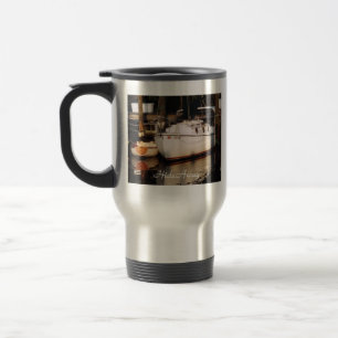 Veleiro no deslizamento com caneca de viagem de