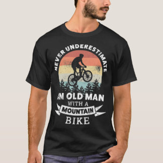 Velho com camisa de bicicleta de geek de montanha