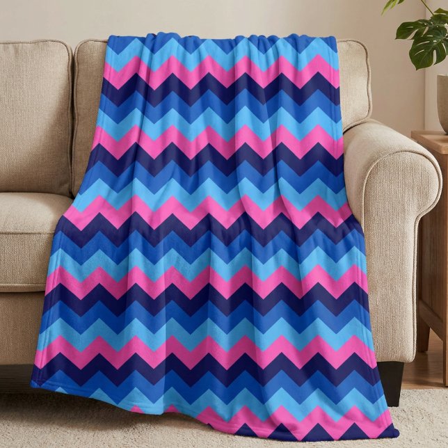 Velo Cobertor de Fleece Azul Rosa Chevron Grande (Cool Blue Pink Chevrons Large Fleece Blanket draped on sofa in a living room.)
