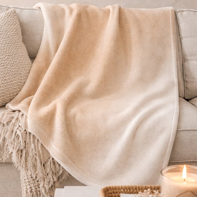 Velo Cobertor de Fleece Marfim Areia Desbotada (Faded desert tones blending into soft ivory edges.)
