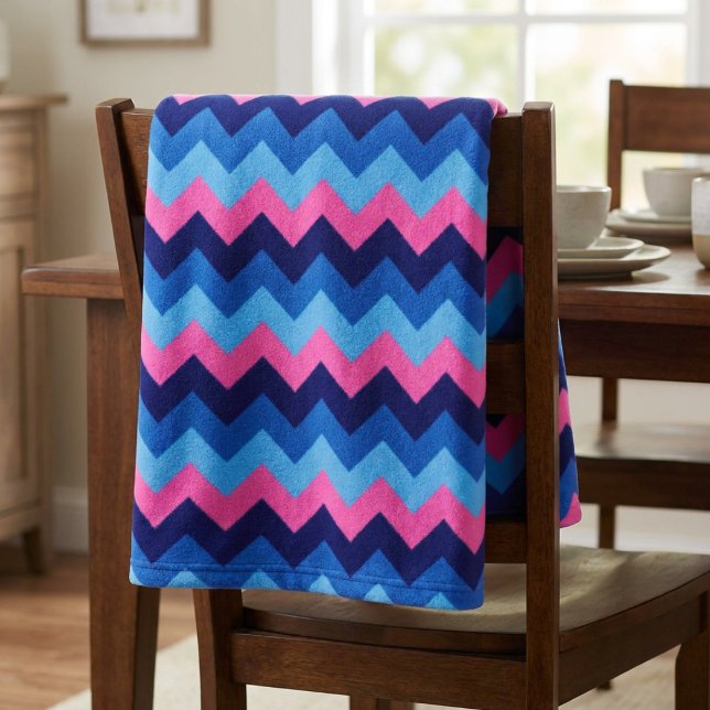 Velo Cobertor de Fleece Pequeno Azul Rosa com Chevron (Cool Blue Pink Chevrons Small Fleece Blanket draped on back of chair )
