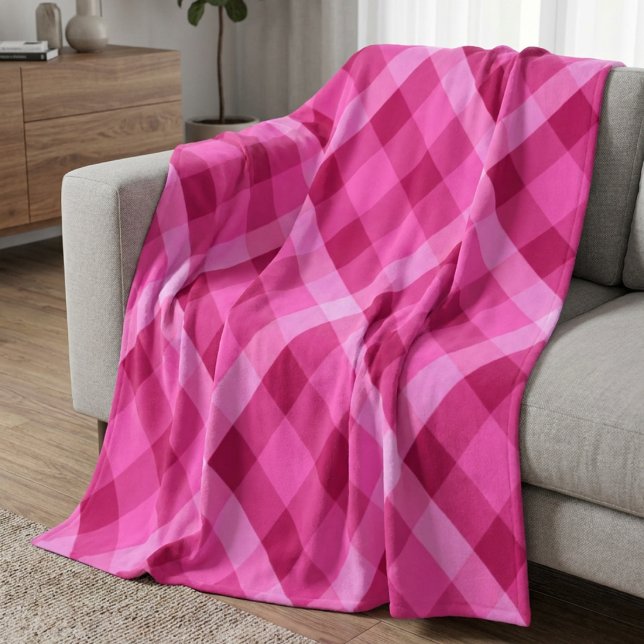 Velo Cobertor de Fleece Rosa Magenta Xadrez Médio e Bon (Beautiful Pink Magenta Plaid Medium Fleece Blanket draped on a sofa in a living room.)
