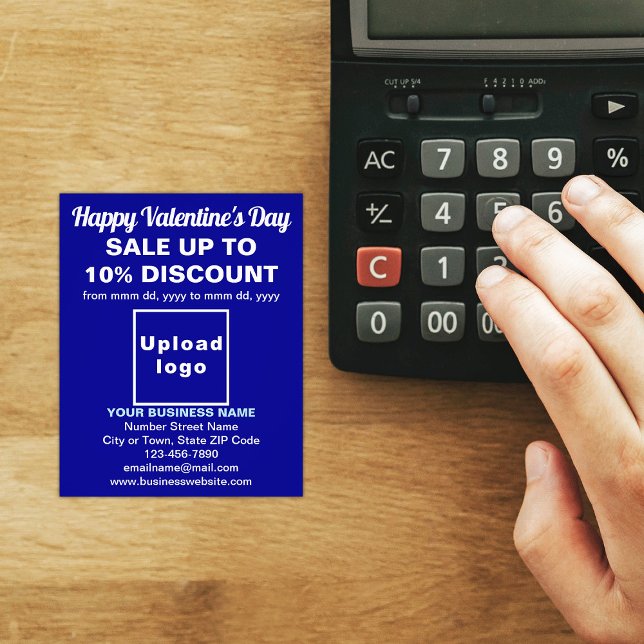 Venda de Namorados comerciais no Blue Flyer (Attract more customers this Valentine's Day. Business Valentine sale on blue flyer on store desk.)