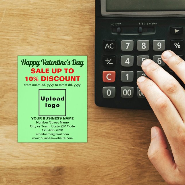 Venda de Namorados comerciais no Flyer Verde Claro (Attract more customers. Business Valentine sale on light green flyer on store desk.)