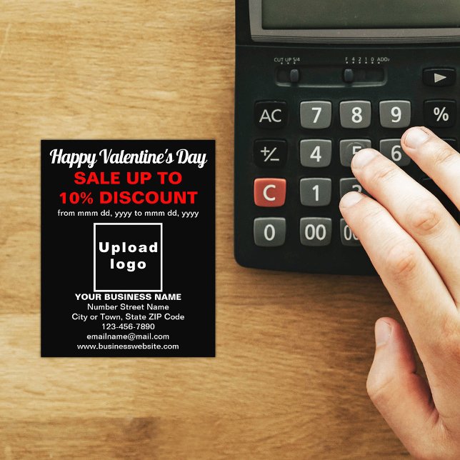 Venda de Namorados comercial no Black Flyer (Attract more customers this Valentine's Day. Business Valentine sale on black flyer on store desk.)