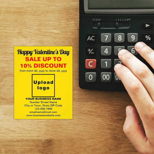 Venda de Namorados comercial no folheto amarelo (Attract more customers this Valentine's Day. Business Valentine sale on yellow flyer on store desk.)