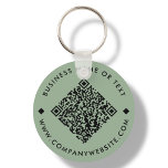 Verde | Chaveiro de Código QR personalizado de neg<br><div class="desc">Chaveiro de Código QR personalizável,  com um plano de fundo verde de sábio. Para gerar um novo código QR no design,  adicione o URL do seu site ou identificador de mídia social no recurso " personalizar este modelo".</div>