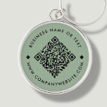 Verde | Chaveiro de Código QR personalizado de neg<br><div class="desc">Chaveiro de Código QR personalizável,  com um plano de fundo verde de sábio. Para gerar um novo código QR no design,  adicione o URL do seu site ou identificador de mídia social no recurso " personalizar este modelo".</div>