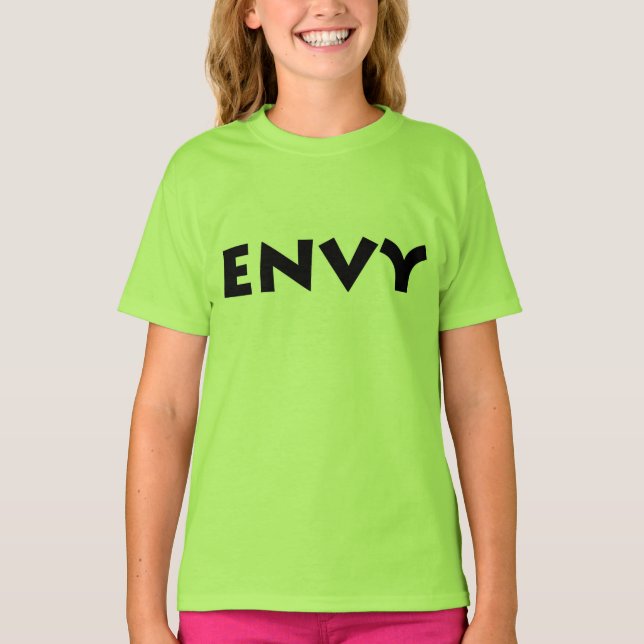 Verde com t-shirt da inveja (Frente)
