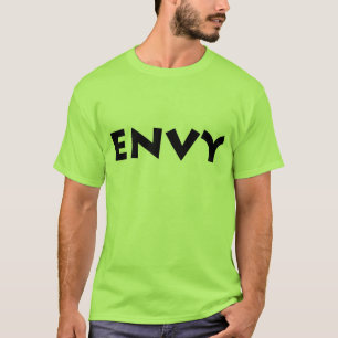 Verde com t-shirt da inveja