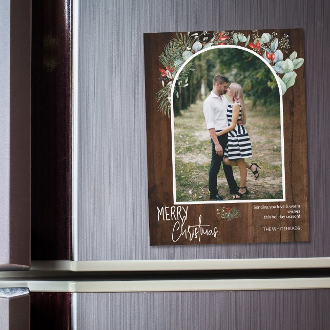 Verde Feliz Arco de Natal Foto de Madeira Escura (You will love these beautiful Christmas cards! They feature botanical watercolor pine and berries.)