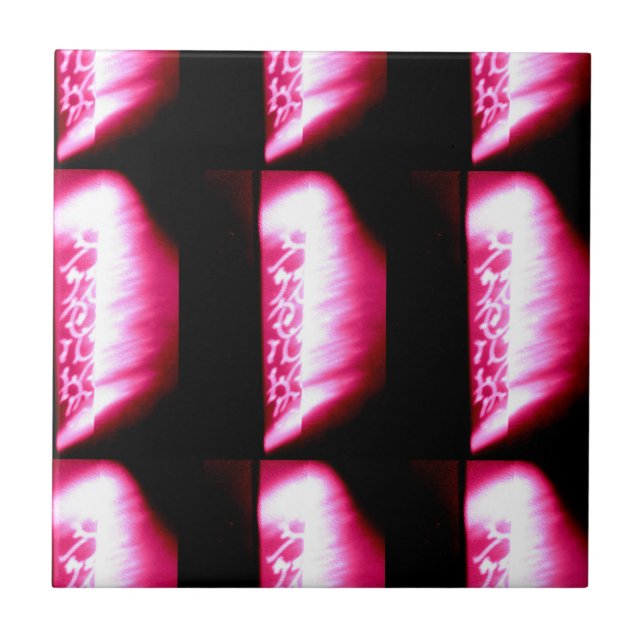 vermelho no azulejo preto (Frente)