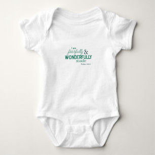 verso infantil branco da bíblia do t-shirt