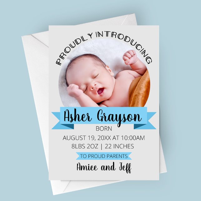 Vertical com Orgulho Introduzindo Anúncio de Nasci (Proudly Announcing Blue Photo Birth Announcement Card)